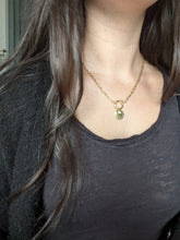 Charger l'image dans la galerie, Collier bouée avec pendentif crocodile - acier inoxydable doré