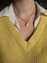 Charger l'image dans la galerie, Collier bouée avec pendentif crocodile - acier inoxydable doré