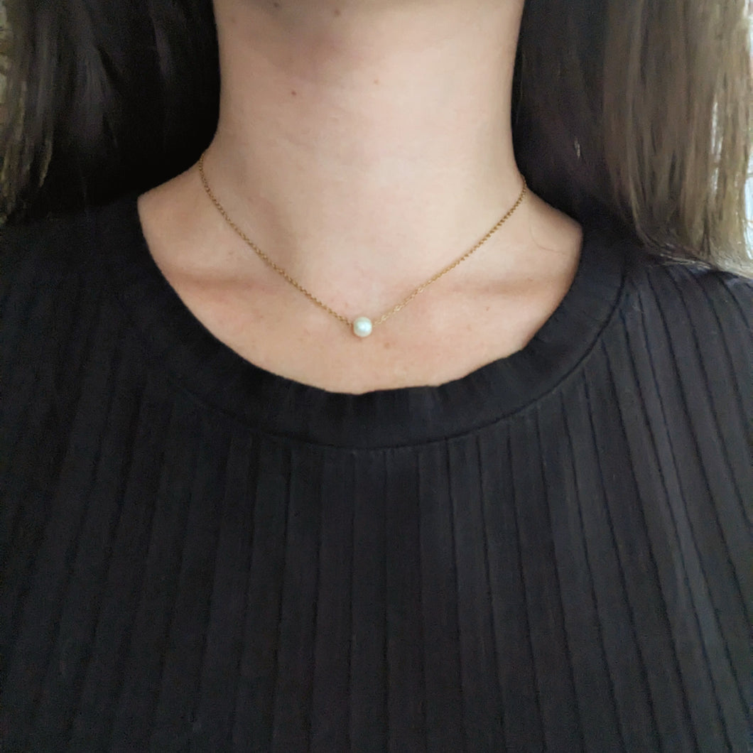 Collier fin avec perle nacrée roulante - acier inoxydable doré
