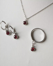 Charger et lire la vidéo dans la visionneuse de la Galerie, Boucles d&#39;oreilles strass rouge - Collection Saint Valentin
