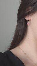 Charger et lire la vidéo dans la visionneuse de la Galerie, Boucles d&#39;oreilles strass rouge - Collection Saint Valentin
