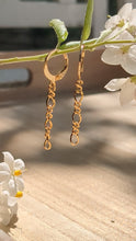 Charger et lire la vidéo dans la visionneuse de la Galerie, Boucles d&#39;oreilles chaîne vagues - acier inoxydable
