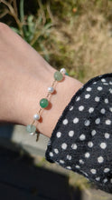 Charger et lire la vidéo dans la visionneuse de la Galerie, Bracelet aventurine verte - acier inoxydable doré
