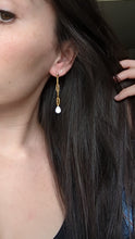 Charger et lire la vidéo dans la visionneuse de la Galerie, Boucles d&#39;oreilles longues nacrées - acier inoxydable
