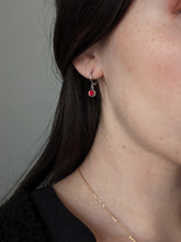 Charger l&#39;image dans la galerie, Boucles d&#39;oreilles strass rouge - Collection Saint Valentin
