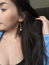 Charger l&#39;image dans la galerie, Boucles d&#39;oreilles longues nacrées - acier inoxydable
