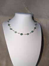 Charger l&#39;image dans la galerie, Collier perles nacrées et aventurine verte - acier inoxydable doré
