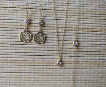 Charger l&#39;image dans la galerie, Boucles d&#39;oreilles strass &quot;Belle&quot; - Collection Saint Valentin
