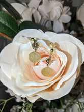 Charger l&#39;image dans la galerie, Boucles d&#39;oreilles martelées et fleurs - Collection Saint Valentin
