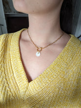 Charger l&#39;image dans la galerie, Collier bouée avec nacre et strass - acier inoxydable
