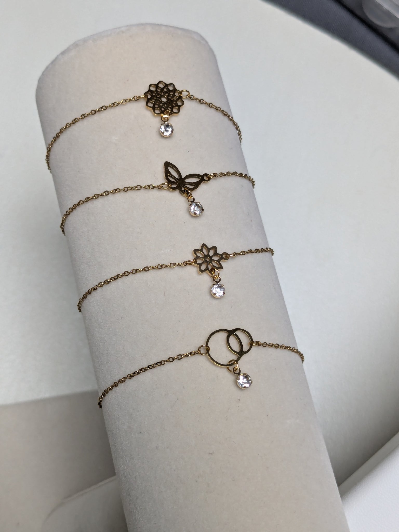 Mélange de 6 : 1,90€ le Bracelet Doré & Strass en Acier Inoxydable Mélange de 6 : 1,90€ le Bracelet Doré & Strass en Acier Inoxydable