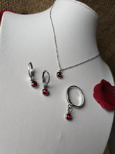 Charger l&#39;image dans la galerie, Boucles d&#39;oreilles strass rouge - Collection Saint Valentin

