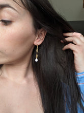 Charger l&#39;image dans la galerie, Boucles d&#39;oreilles longues nacrées - acier inoxydable
