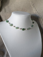 Charger l&#39;image dans la galerie, Collier perles nacrées et aventurine verte - acier inoxydable doré

