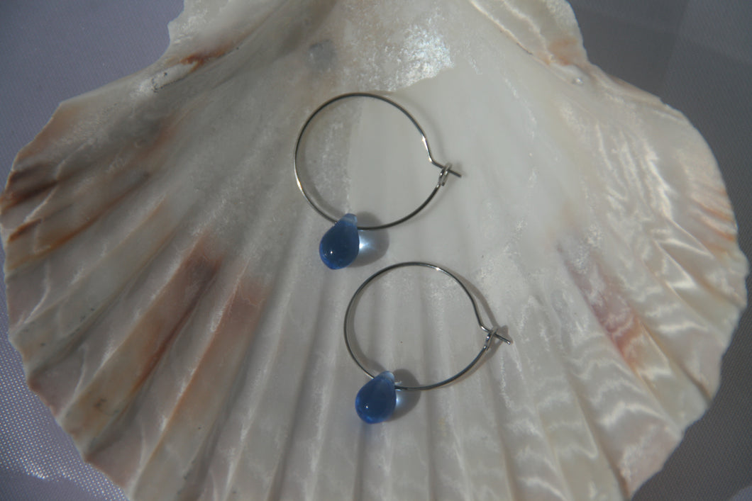 Petites créoles perles gouttes bleues - acier inoxydable