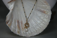 Charger l&#39;image dans la galerie, Collier chaine billes dorée et noire avec bouée et perle nacrée - acier inoxydable
