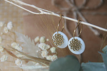 Charger l&#39;image dans la galerie, Boucles d&#39;oreilles petites créoles nacre et fleur - acier inoxydable
