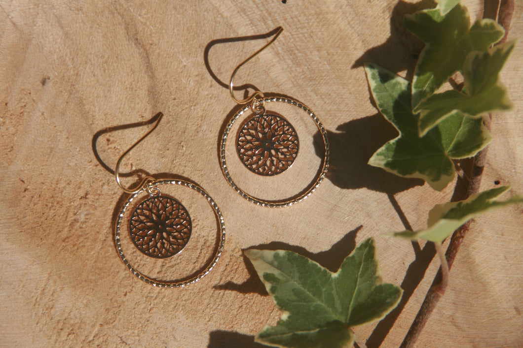 Boucles d'oreilles dorées cercle strié et mandala - fantaisie création pure