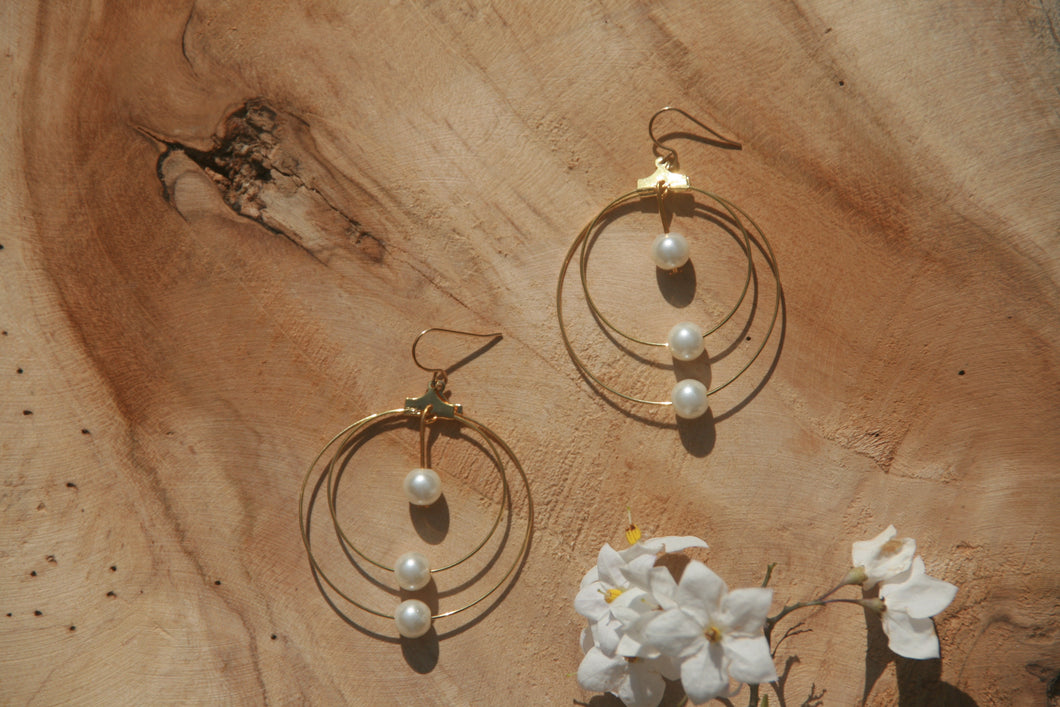 Boucles d'oreilles dorées 3 anneaux perles nacrées - fantaisie upcyclée