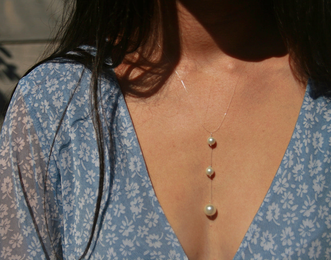 Collier fil de pêche avec 3 perles d'eau à la verticale.