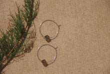 Charger l&#39;image dans la galerie, Créoles perles toupies grises upcyclées - acier inoxydable
