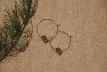 Charger l&#39;image dans la galerie, Créoles perles toupies grises upcyclées - acier inoxydable
