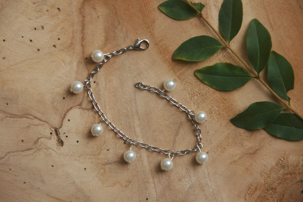 Bracelet perles nacrées pendantes - fantaisie upcyclée