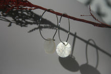 Charger l&#39;image dans la galerie, Créoles nacrées blanches - acier inoxydable
