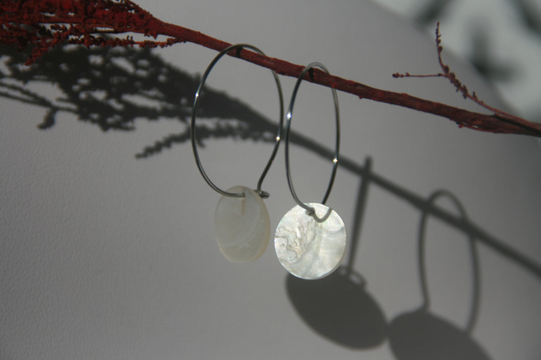 Créoles nacrées blanches - acier inoxydable