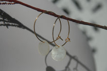 Charger l&#39;image dans la galerie, Créoles nacrées blanches - acier inoxydable
