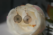 Charger l&#39;image dans la galerie, Boucles d&#39;oreilles mandala dorées - fantaisie création pure
