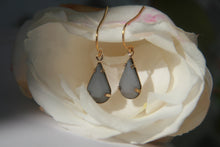 Charger l&#39;image dans la galerie, Boucles d&#39;oreilles dorées breloques grises - fantaisie upcyclée
