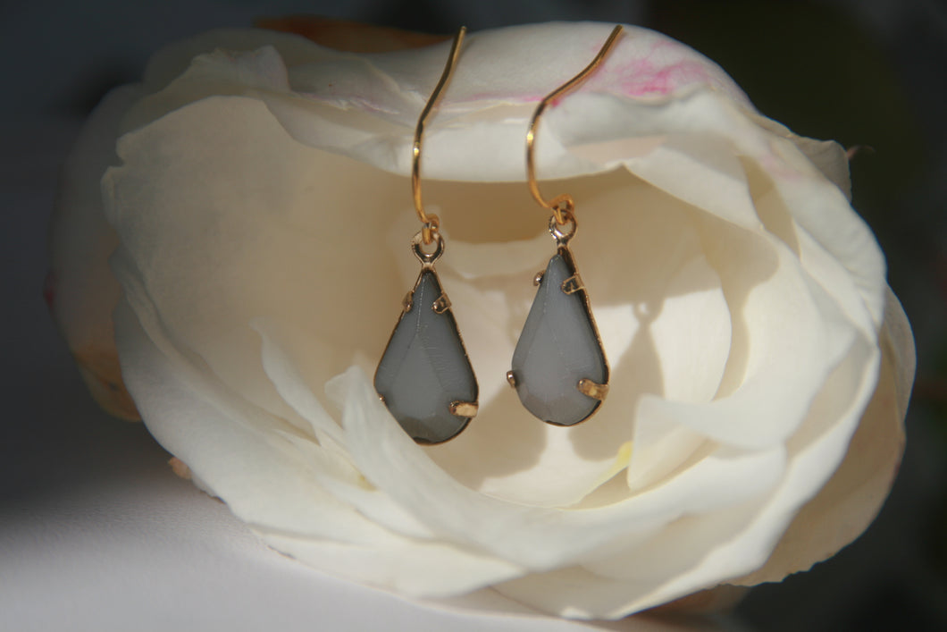 Boucles d'oreilles dorées breloques grises - fantaisie upcyclée