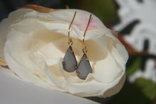 Charger l&#39;image dans la galerie, Boucles d&#39;oreilles dorées breloques grises - fantaisie upcyclée
