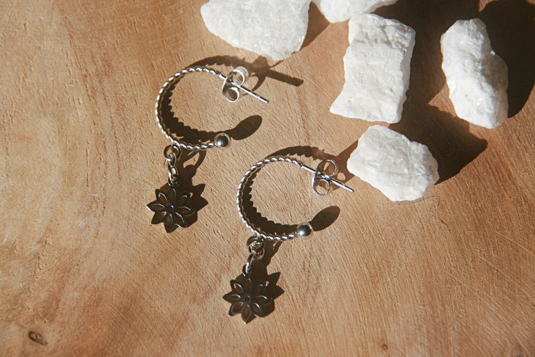 Petites créoles demi-lune striées pendentif fleur - acier inoxydable