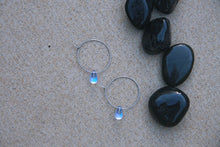 Charger l&#39;image dans la galerie, Petites créoles perles gouttes - acier inoxydable
