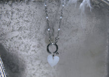 Charger l&#39;image dans la galerie, Collier chaine billes blanches avec coeur nacré - acier inoxydable
