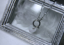 Charger l&#39;image dans la galerie, Collier chaine billes blanches avec coeur nacré - acier inoxydable
