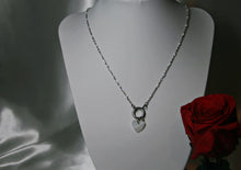 Charger l&#39;image dans la galerie, Collier chaine billes blanches avec coeur nacré - acier inoxydable
