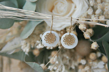 Charger l&#39;image dans la galerie, Boucles d&#39;oreilles petites créoles nacre et fleur - acier inoxydable
