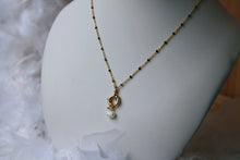 Charger l&#39;image dans la galerie, Collier chaine billes dorée et noire avec bouée et perle nacrée - acier inoxydable
