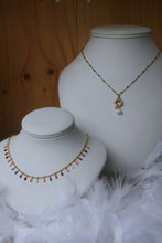 Charger l&#39;image dans la galerie, Collier chaine billes dorée et noire avec bouée et perle nacrée - acier inoxydable
