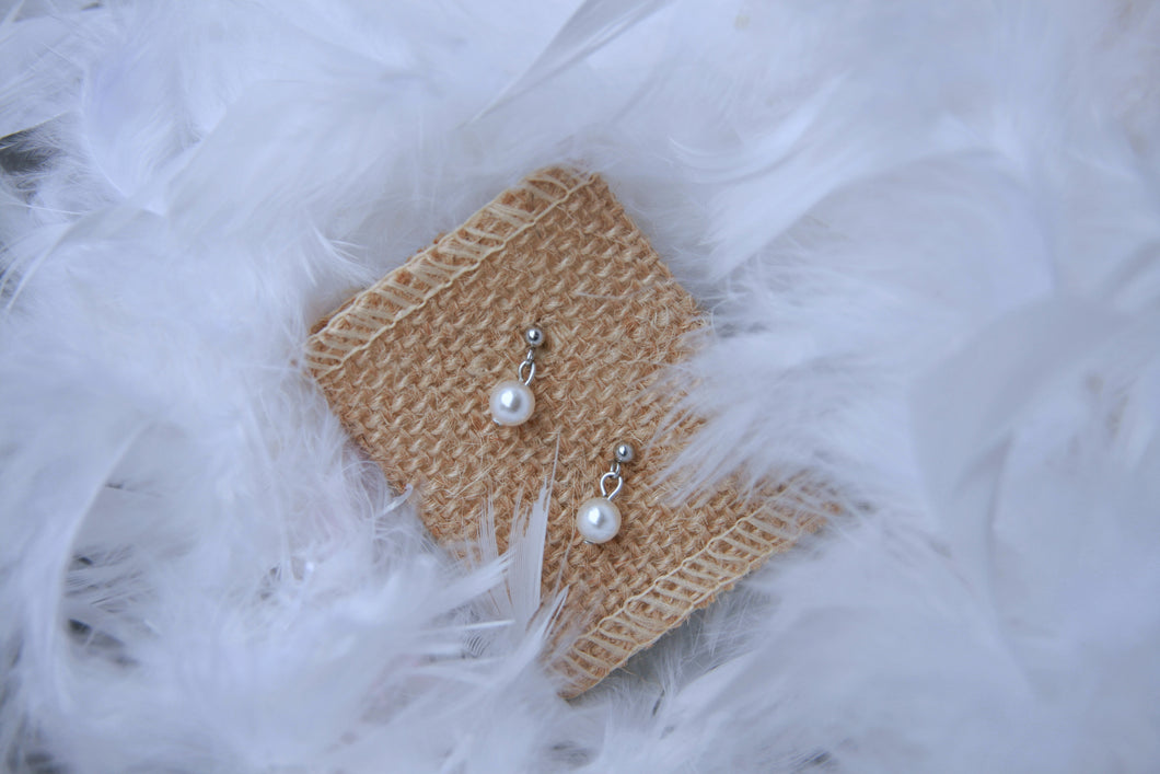 Boucles d'oreilles puces perles nacrées - acier inoxydable