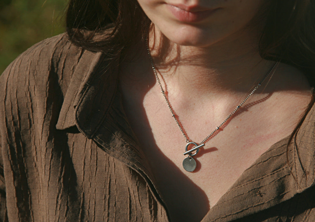 Collier fermoir à l'avant avec pendentif rond - acier inoxydable