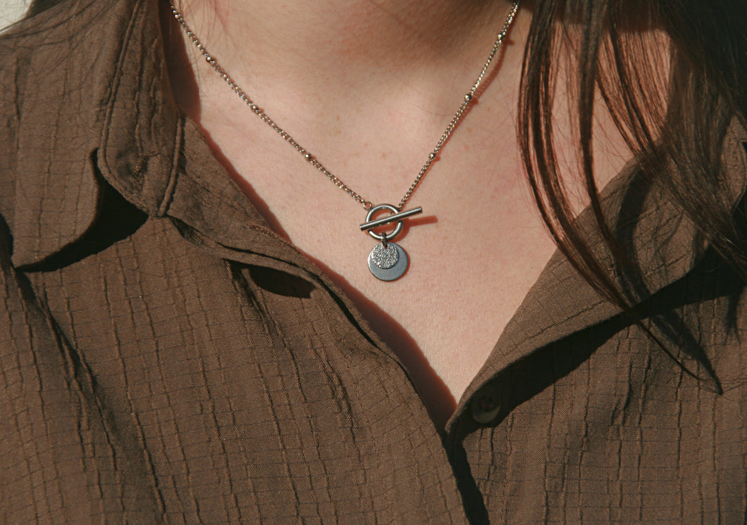 Collier fermoir à l'avant avec pendentifs ronds - acier inoxydable