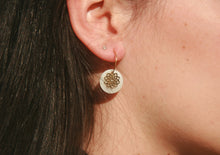 Charger l&#39;image dans la galerie, Boucles d&#39;oreilles petites créoles nacre et fleur - acier inoxydable
