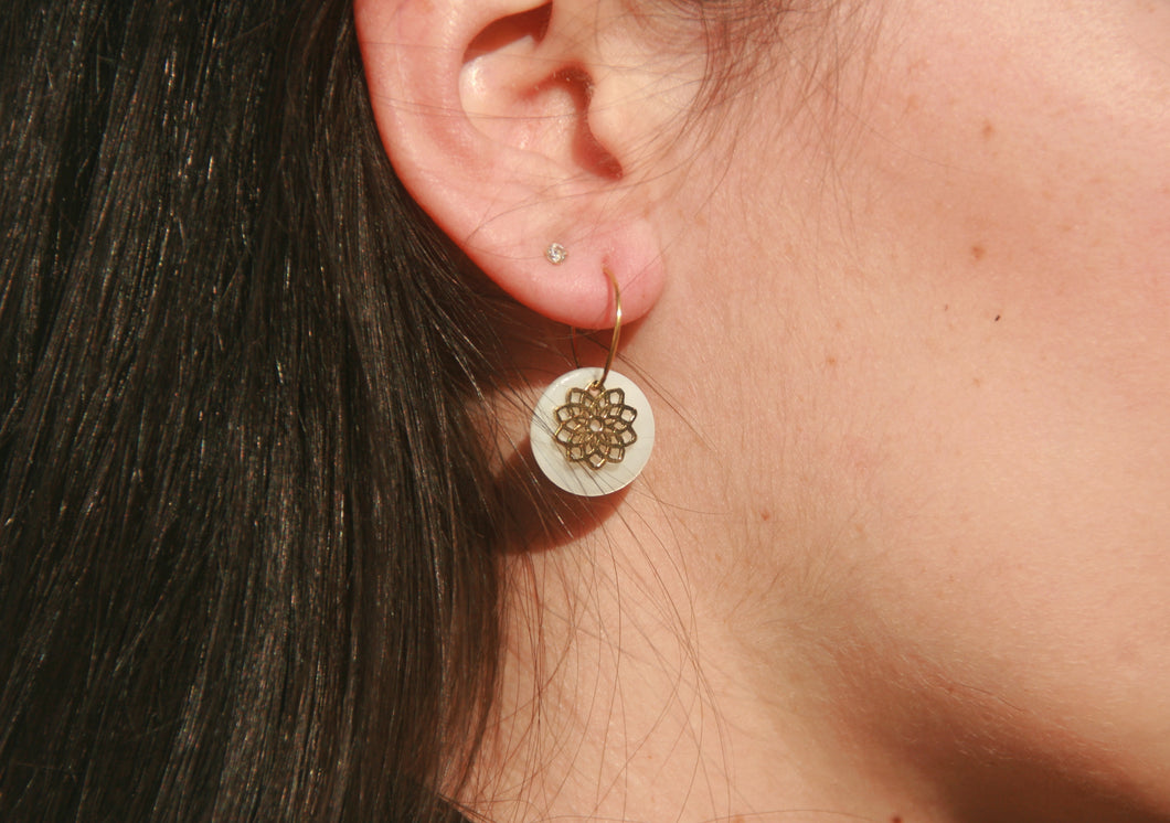 Boucles d'oreilles petites créoles nacre et fleur - acier inoxydable