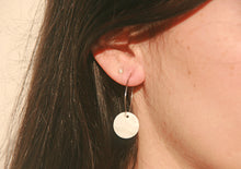 Charger l&#39;image dans la galerie, Créoles nacrées blanches - acier inoxydable
